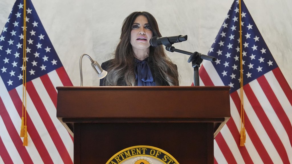 Kimberly Guilfoyle Dipecat dari Jabatan Dubes AS untuk Yunani