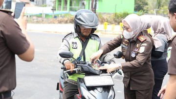 Kejari Banyuasin Bagikan Ribuan Masker Antisipasi Kabut Asap