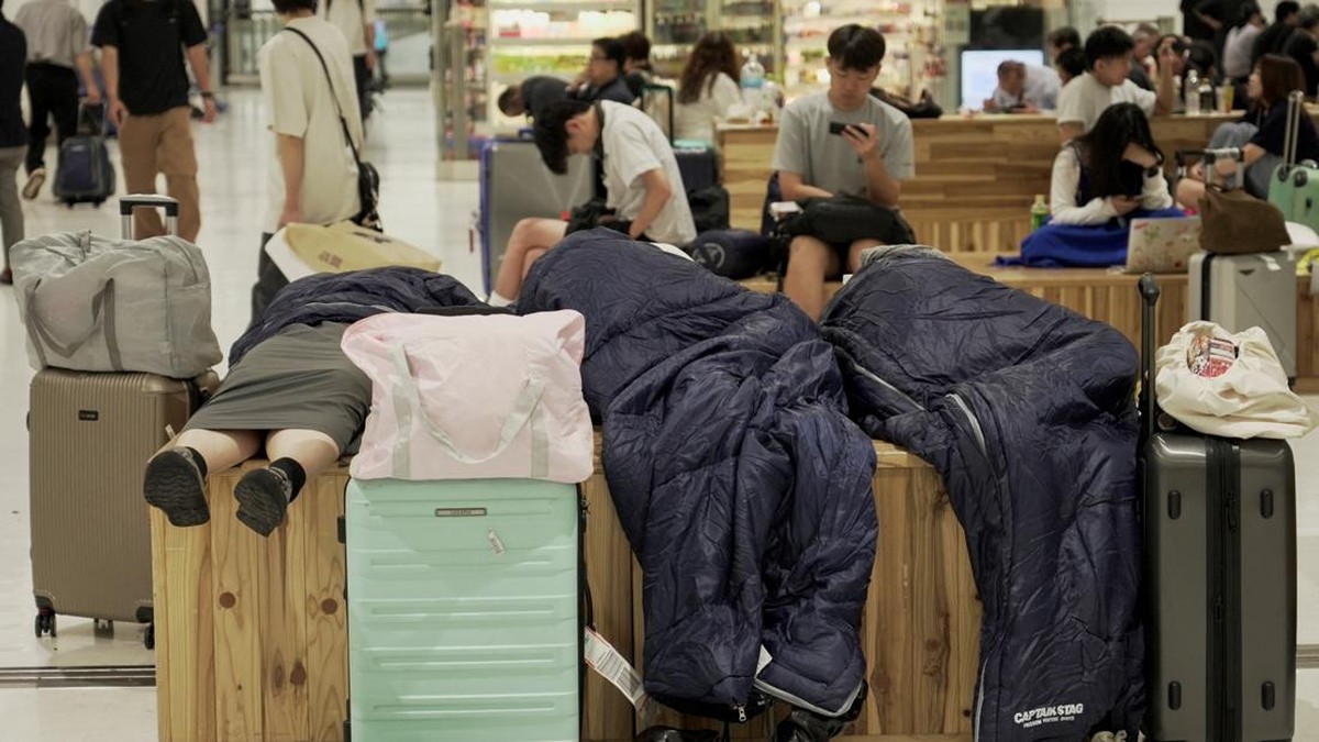 Bandara Narita Jadi Lautan Manusia Usai Hujan Ekstrem Mengguyur Chiba