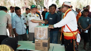 Mendagri Tito Salurkan Tali Asih Rp 15 Juta untuk Ahli Waris Korban Gempa NTT