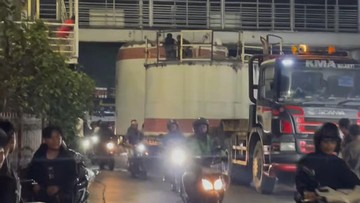 Truk Nyangkut di JPO Kramat Jati Jaktim, Polisi Berhasil Lakukan Evakuasi