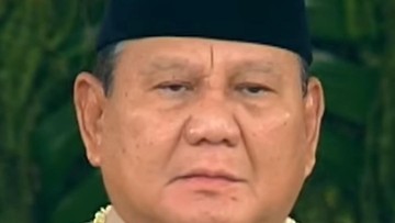 Presiden Prabowo Pimpin Upacara Penurunan Bendera di Istana Merdeka