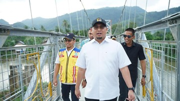 Andre Rosiade Tinjau Jembatan Gantung Duku-Subarang Solok yang Segera Rampung