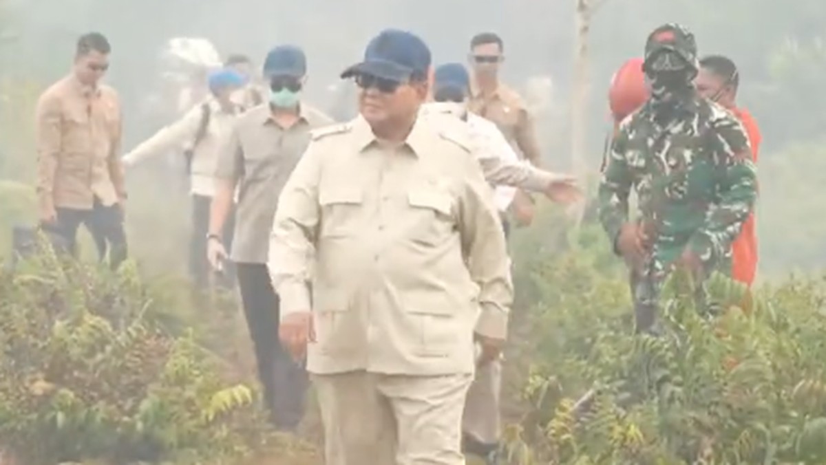 Prabowo Tinjau Langsung Kawasan Terdampak Kebakaran Hutan Kalimantan Tanpa Masker