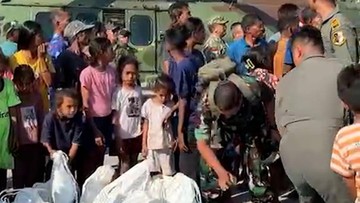 Warga Palue NTT Sambut Antusias Helikopter TNI AU Pengangkut Bantuan Gempa