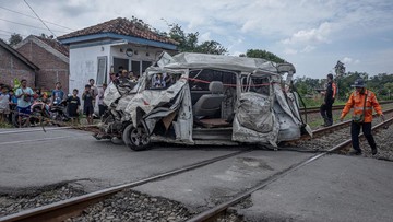 Kecelakaan Maut di Perlintasan Bekasi, Mobil Tertabrak KA Gajayana Tewaskan Pengemudi
