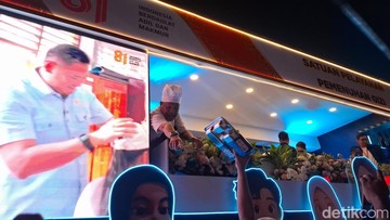 Semarak Karnaval Malam Merdeka, Ompreng Mobil Hias BGN Jadi Rebutan Warga