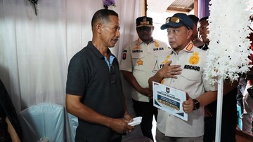 Mendagri Tito Sambangi Rumah Duka Korban Gempa NTT Serahkan Tali Asih