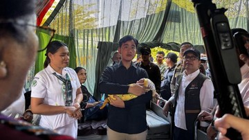 Gibran Gendong Bayi Pengungsi Gempa NTT, Pastikan Kebutuhan Warga Terpenuhi