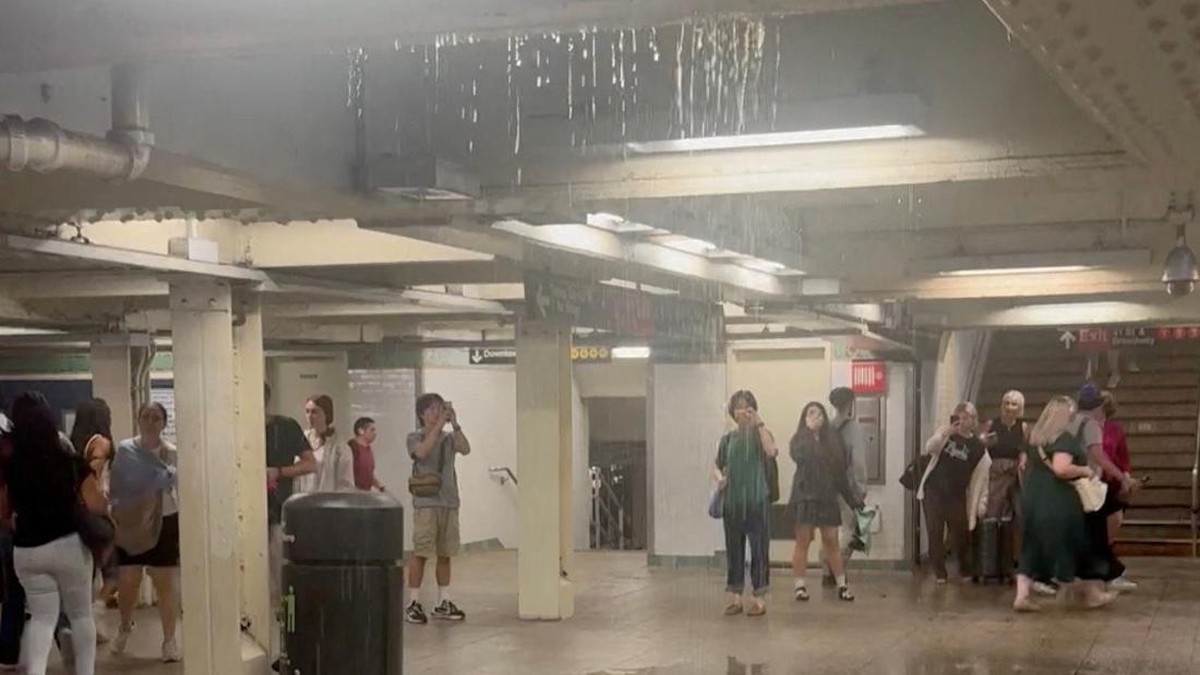 Banjir Bandang Lumpuhkan New York, Stasiun Bawah Tanah Terendam