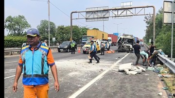 Kecelakaan Beruntun Enam Kendaraan di Tol Bintara, Satu Korban Tewas