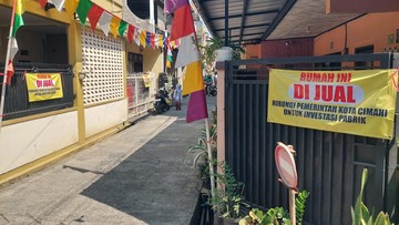 Ratusan Warga Cimahi Pasang Plang Jual Rumah Protes Pabrik Mengganggu