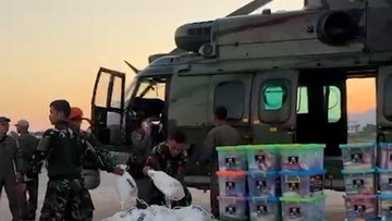 Helikopter Caracal TNI AU Kirim Bantuan Gempa ke Pulau Palue NTT