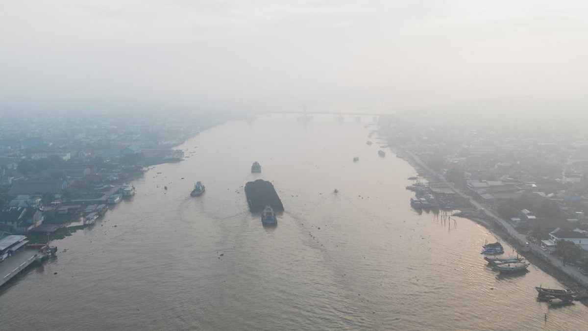 Palembang Dikepung Kabut Asap Tebal, Warga Diimbau Gunakan Masker
