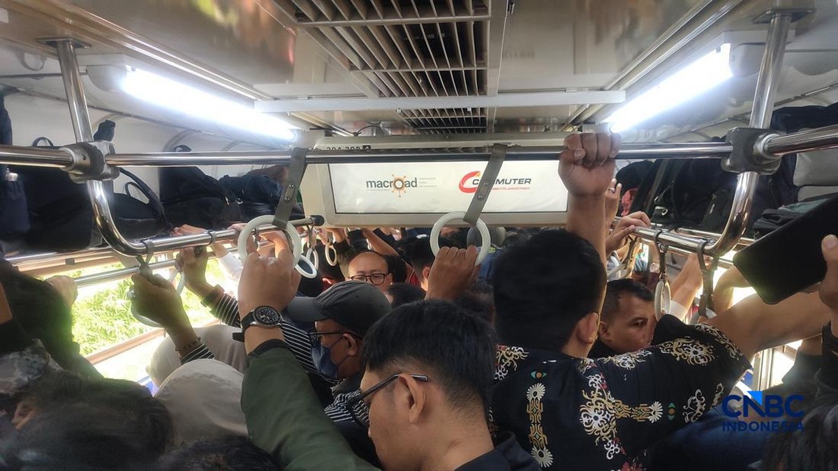 Gangguan KRL di Jam Sibuk, Ratusan Penumpang Terjebak di Gerbong