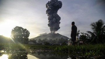 Gunung Ibu di Halmahera Barat Erupsi Berkala dengan Status Waspada