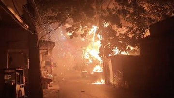 Pabrik Mebel di Kalideres Terbakar, 23 Unit Damkar Dikerahkan