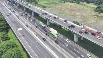 Korsleting Listrik Diduga Sebabkan Mobil Terbakar di Tol MBZ