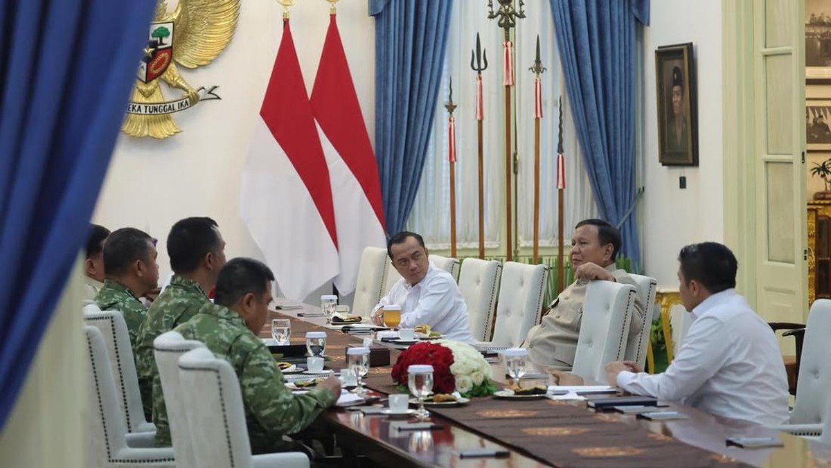 Prabowo Bertemu Menhan dan KSAD di Istana, Bahas Program Strategis TNI