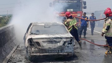 Mobil Terbakar di Tol MBZ, Dua Orang Selamat dari Amukan Api