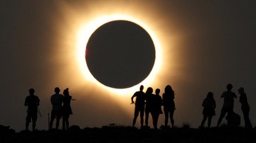 Gerhana Matahari Total Gelapkan Langit Utara Spanyol dan Pukau Jutaan Mata