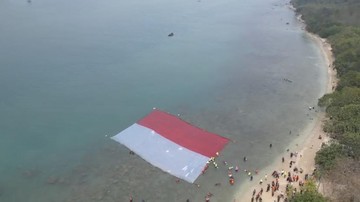 Kolaborasi TNI AL dan Warga Bentangkan Merah Putih Raksasa di Laut Merak