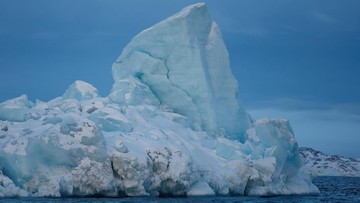 Fenomena Langka: Gunung Es Raksasa Terbalik di Greenland Guncang Perairan