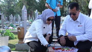 Peringatan HUT ke-67 KemenPAN-RB, Menteri Rini Tabur Bunga di Makam Dua Pendahulu