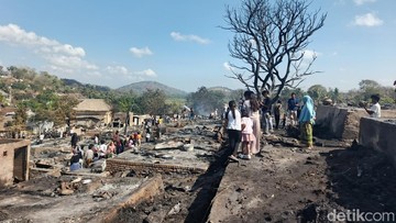 Menpar Janji Bangun Ulang Desa Adat Sade yang Terbakar
