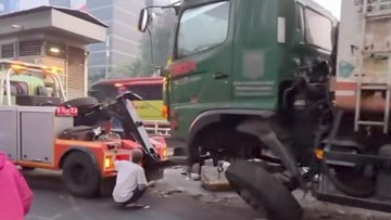 Truk Sampah Hantam Separator Busway Koridor 9, Lalin MT Haryono Tersendat