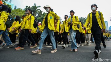Ribuan Mahasiswa UI Long March ke Bundaran HI Bawa Delapan Tuntutan