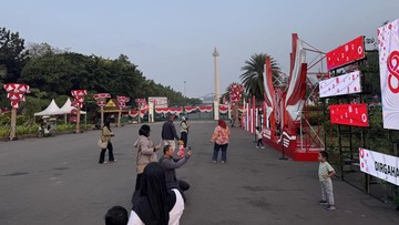 Monas Berhias Merah Putih, Warga Padati Kawasan Jelang HUT ke-81 RI