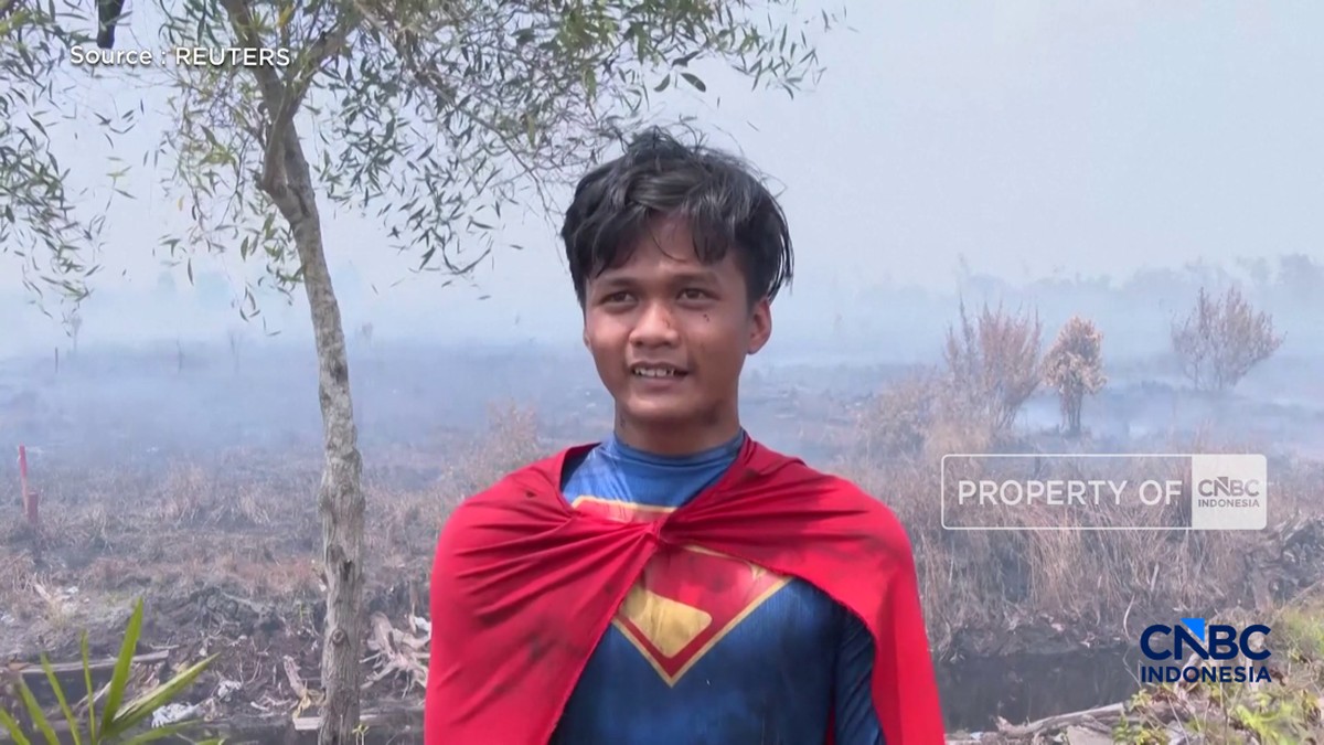 Pakai Kostum Superman, Pria Ini Bantu Padamkan Api Lahan Kalimantan