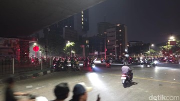 Massa Masih Bertahan di Flyover Slipi, Api dan Polisi Warnai Dini Hari