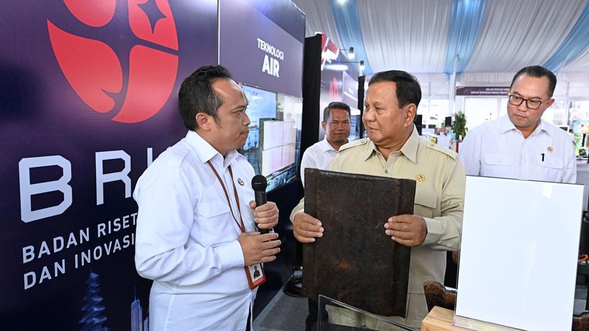 Prabowo Uji Langsung Ketahanan Genteng Inovasi BRIN di Istana Merdeka