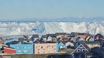 Momen Dramatis Gunung Es Raksasa Terbalik di Lepas Pantai Ilulissat, Greenland