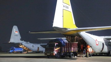 TNI AU Kerahkan Dua Hercules Bawa 27 Ton Bantuan Gempa NTT