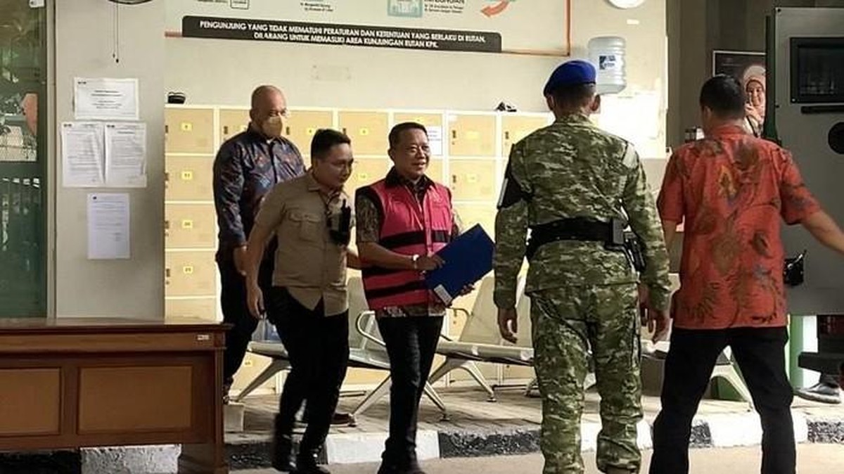 Febrie Adriansyah Diperiksa Tim 9 Kejagung dengan Rompi Pink dan Borgol