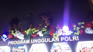 Kapolri Sigit Bagi Kejutan Manis di Karnaval Malam Kemerdekaan Jakarta