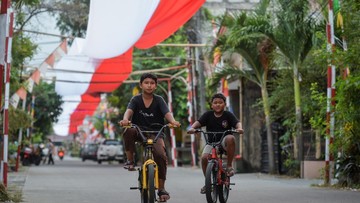 Kirab Bendera Raksasa 81 Meter Hiasi Langit Desa Cukanggalih Curug