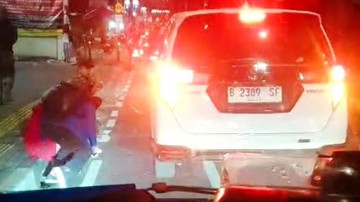 Pencarian Pria Berbagi Uang di Tiga Penjuru Bandung