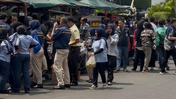 Borong Dagangan UMKM, Zulhas Bagikan Makan Gratis untuk Pekerja Harian
