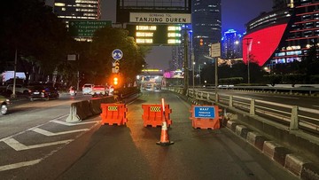 Kerumunan Massa Masih Padat di Depan DPR, Sejumlah Gerbang Tol Ditutup