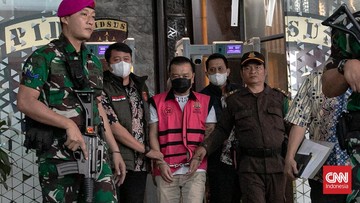 Penyerahan Tersangka Korupsi Don Ritto dengan Bukti Emas dan Uang Tunai