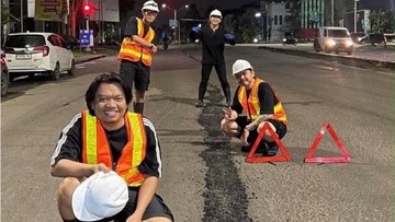 Genburgeract: Ketika Pemuda Bekasi Tambal Jalan sebagai Kritik Konstruktif