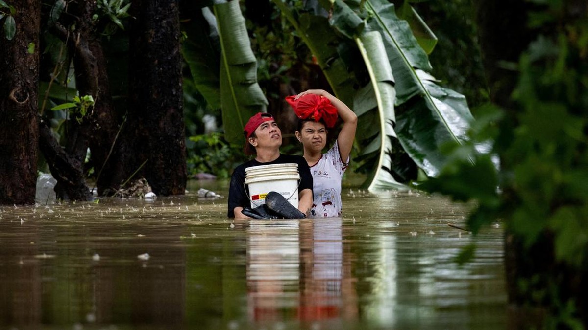 Banjir Setinggi Pinggang Rendam Manila, 110 Ribu Keluarga Terdampak