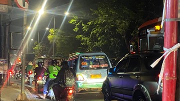 Simpang Hek Kramat Jati Macet Parah Malam Ini Akibat Perbaikan Jalan