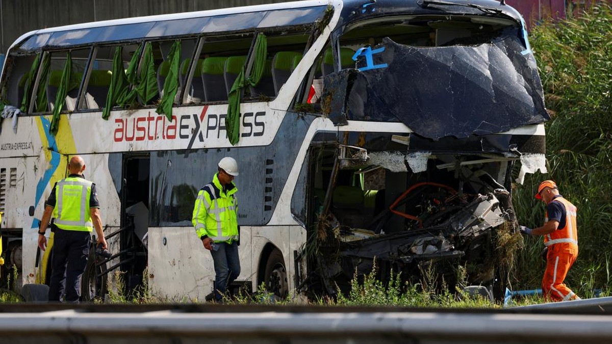 Bus Berisi 50 Siswa Ringsek Tabrakan dengan Van di Tol