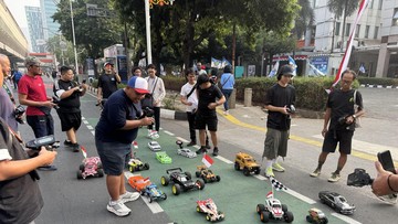 Konvoi Mobil Remote Control Hiasi CFD Rasuna Said Jelang HUT ke-81 RI