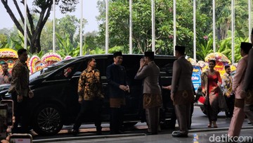 Jokowi dan Menteri Kabinet Merah Putih Hadiri Pernikahan Sespri Prabowo